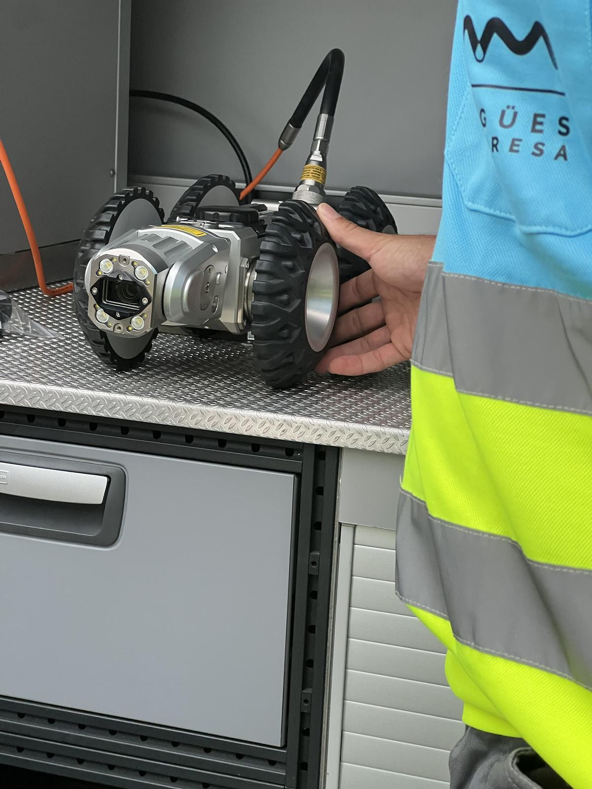 El tècnic amb el robot