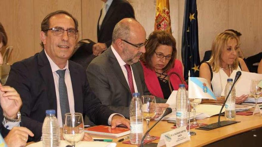 El conselleiro de Facenda, Valeriano Martínez, (segundo por la izquierda) en una reunión en Madrid.