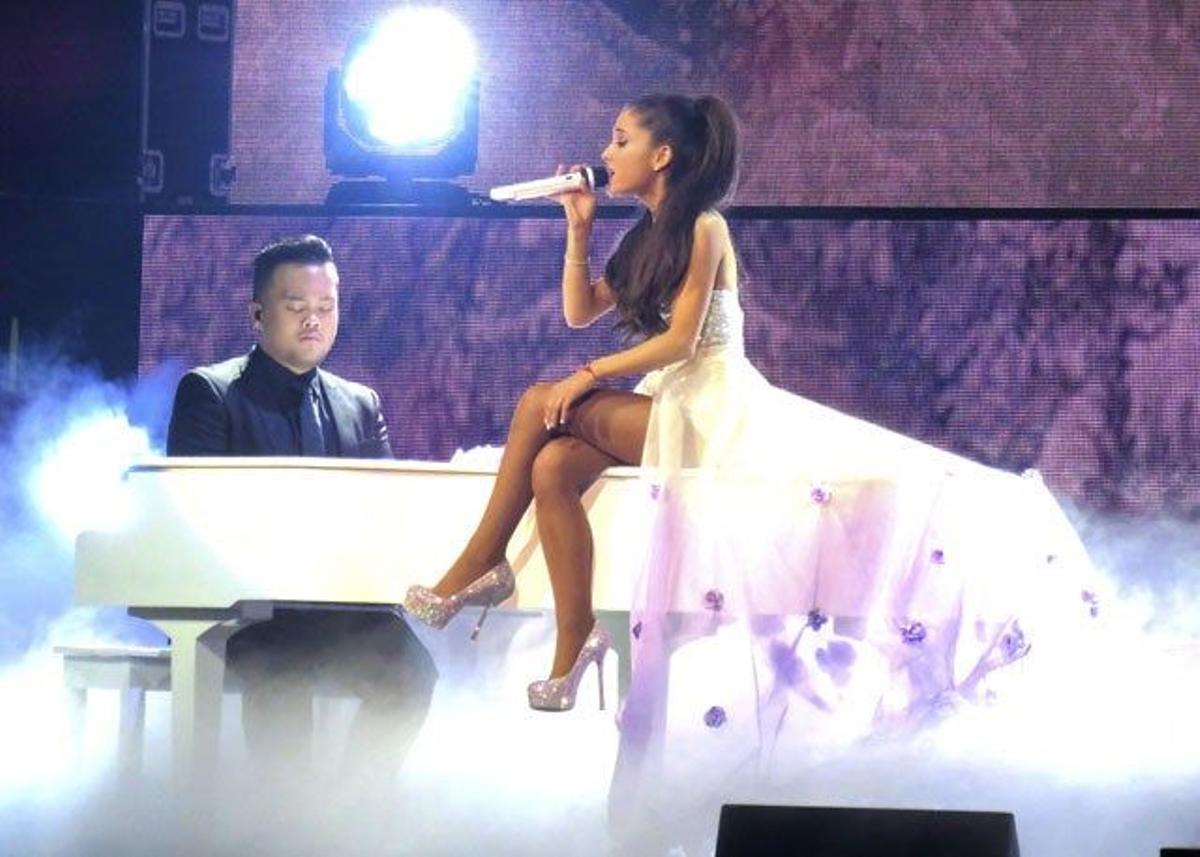 Ariana Grande sobre un piano en su concierto de Toronto