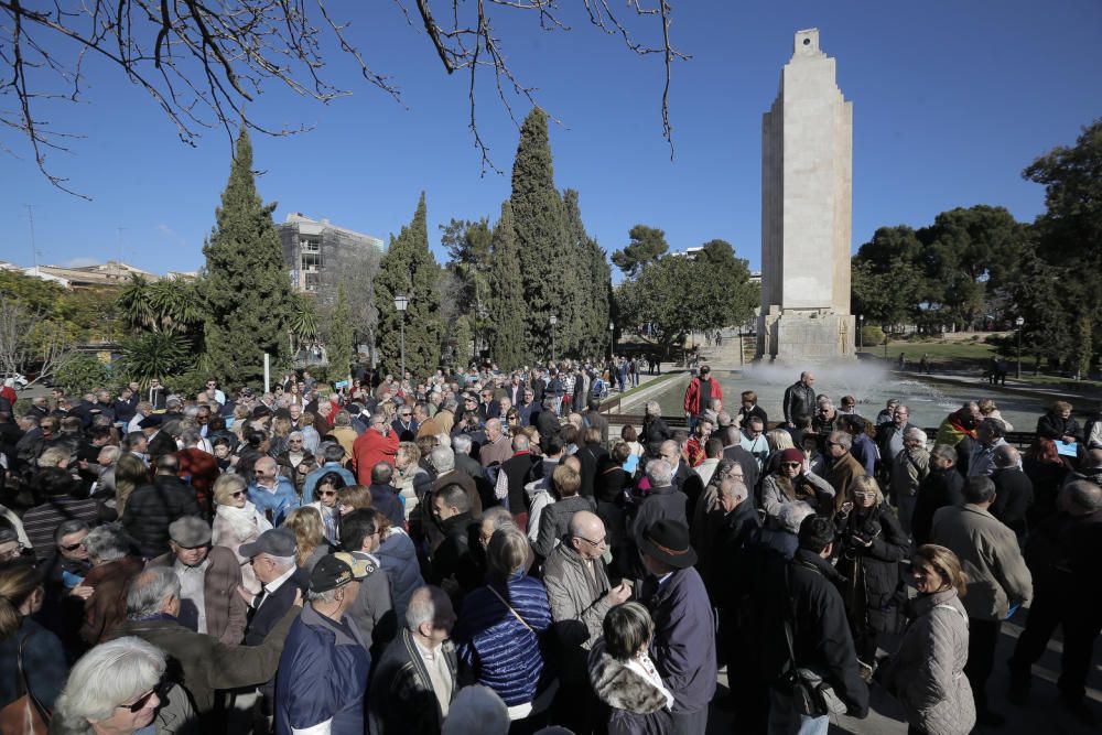 Más de 400 personas se concentran en defensa del monumento sa Feixina