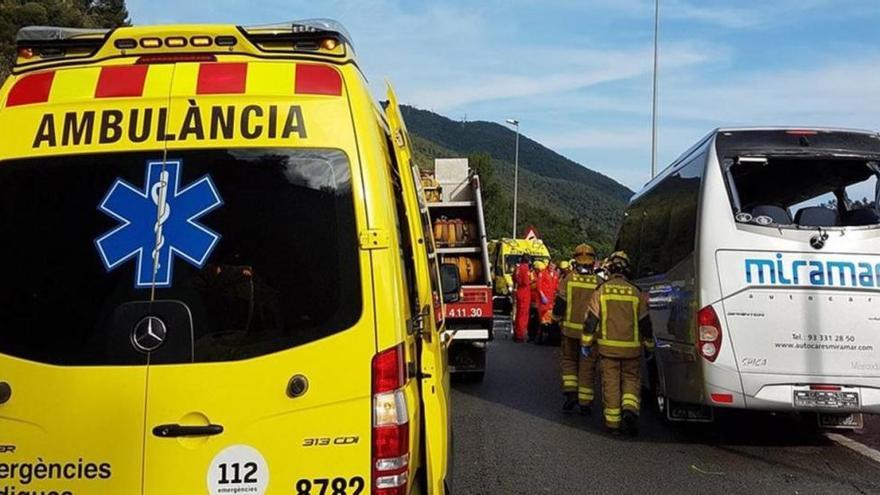 Dos muertos y 22 heridos en un accidente de un microbús en la C-17