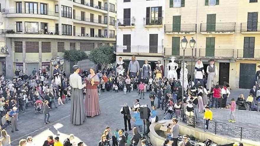 Imagen del baile de los gigantes en la plaza de España.