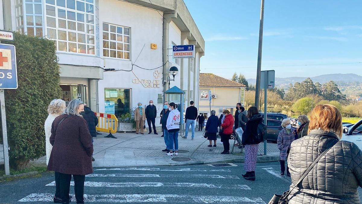 Colas en el exterior del Centro de Saúde de Cambre al inicio de la vacunación contra el COVID.