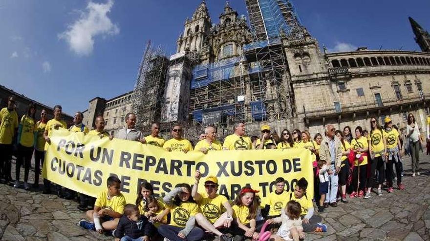 Manifestantes del cerco, frente a la catedral de Santiago. // Óscar Corral