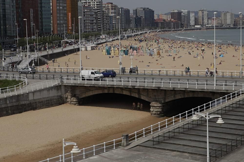 Playa de San Lorenzo con Sol y calor