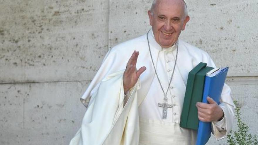 El papa Francisco ayer, a la salida del Sínodo.