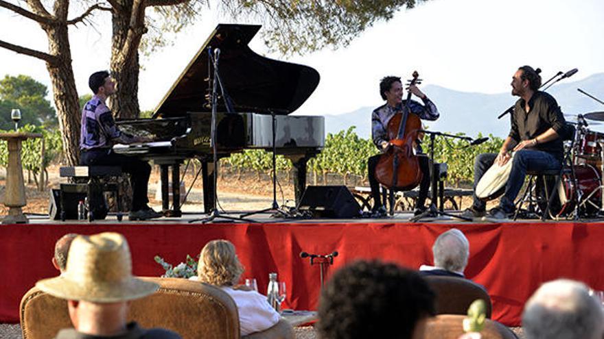 Capvespre de jazz i vins entre les vinyes  de la finca Malaveïna