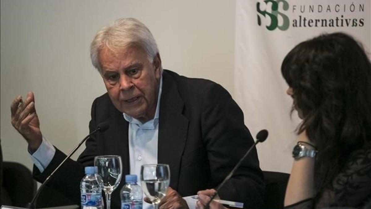 Felipe González, este martes, durante un coloquio en Madrid.