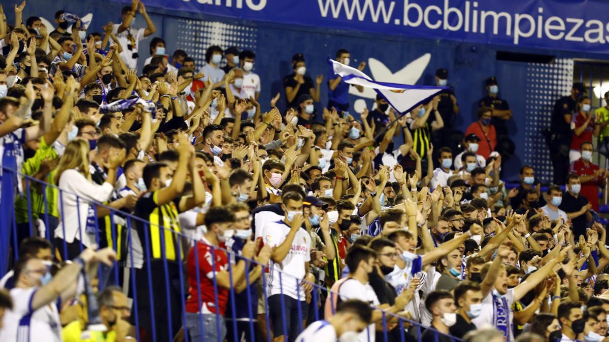 La afición zaragocista anima a su equipo durante el partido contra el Cartagena