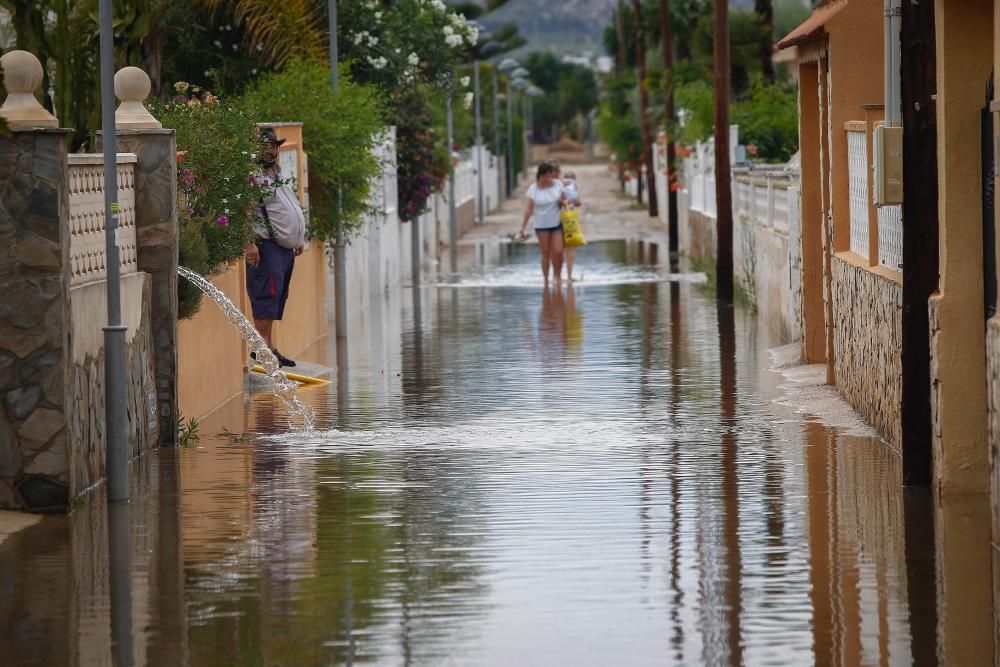 La tormenta entre Peñíscola y Benicarló atrapa 6 vehículos y daña una playa