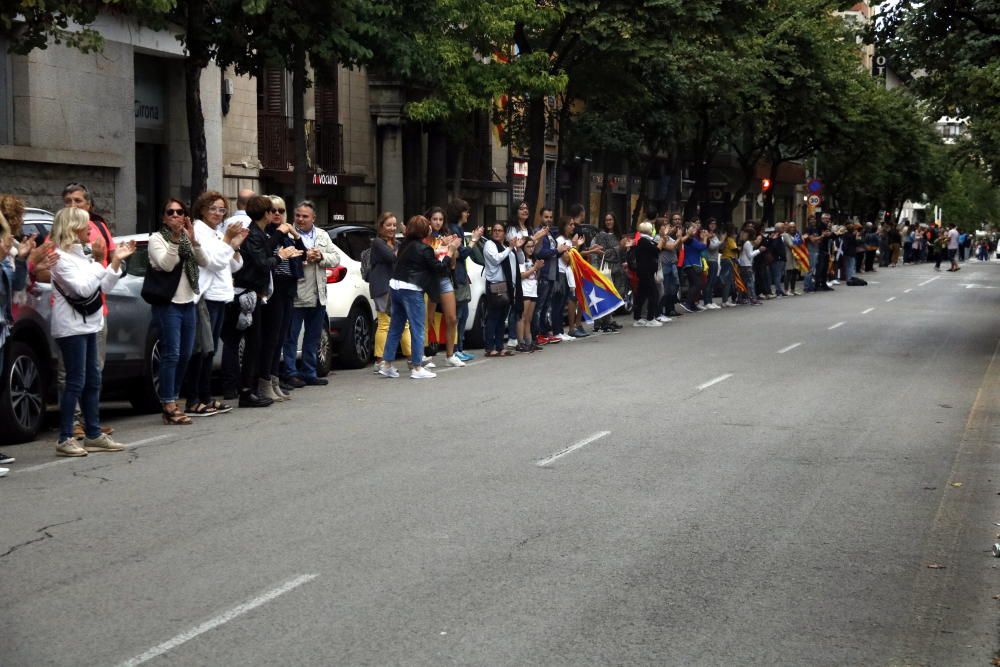 Milers de persones en la cadena humana de Sant Julià de Ramis a Aiguaviva per commemorar l'1-O