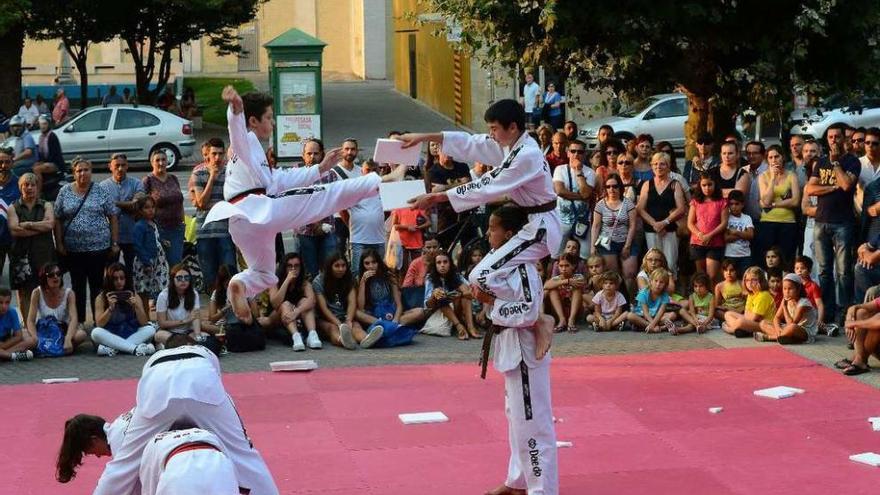 Un momento de la exhibición de taekwondo en la Praza do Concello de Cangas. // Gonzalo Núñez