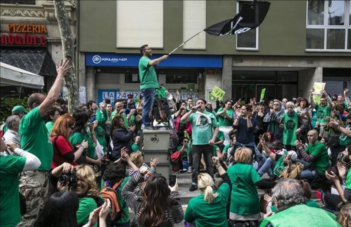 Concentración ante la sede del Partido Popular en Barcelona contra un posible recurso del Gobierno contra la ley catalana de pobreza energética.