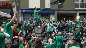 Concentración ante la sede del Partido Popular en Barcelona contra un posible recurso del Gobierno contra la ley catalana de pobreza energética.