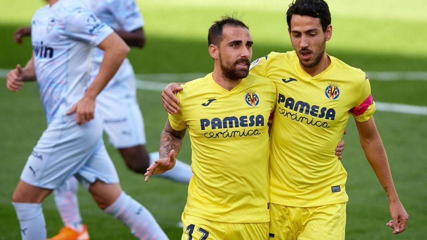 Paco Alcácer celebra un gol del Villarreal con Parejo. // EFE