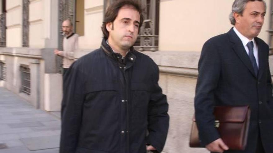 Pau Collado, izquierda, cuando declaró en la Audiencia Nacional en febrero de 2009.