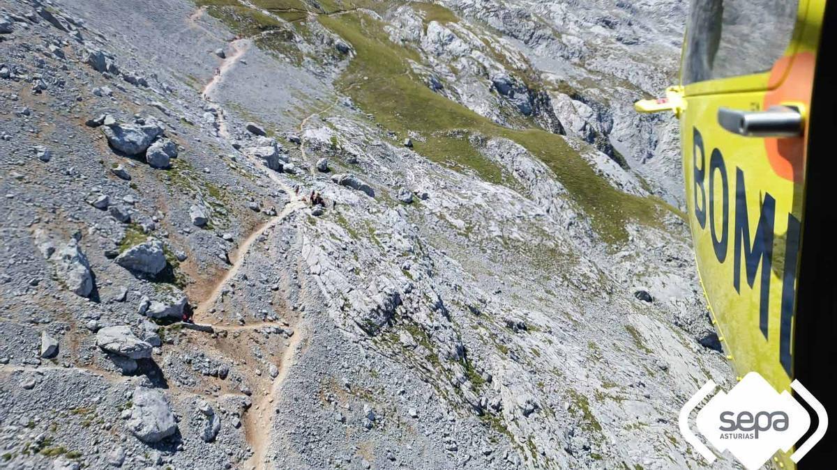El rescate de uno de los lesionados en Cabrales.