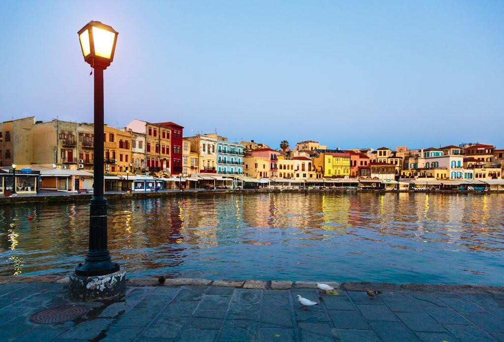 El bello puerto veneciano de Chania, lleno de restaurantes y terrazas