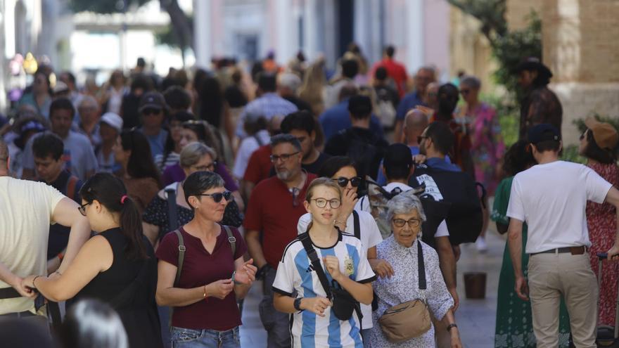 La buenas temperaturas llenan de turismo el centro de València