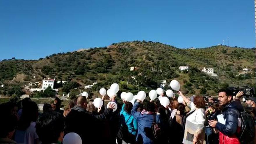 Lanzan globos en Totalán por la muerte de Julen