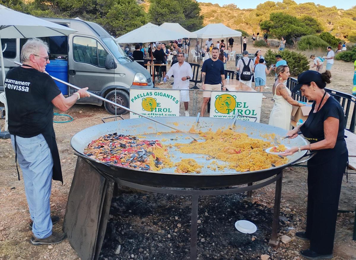 Se repartieron hasta 800 raciones de paella entre los asistentes