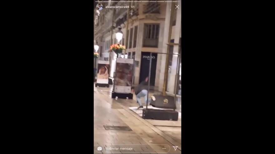 Unos adolescentes destrozan una exposición callejera contra el cáncer en Málaga