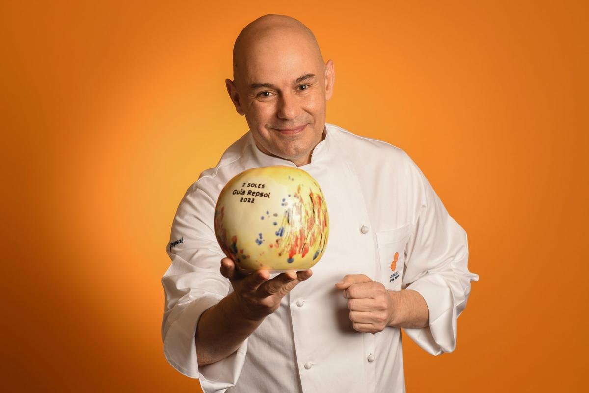 Nazario Cano, chef de la cocina del Odiseo, posa con su Sol.