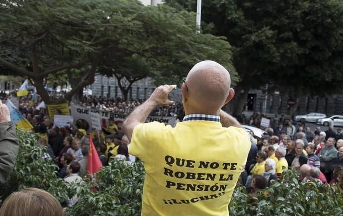 manifestación de jubilados frente a la gestoria ...