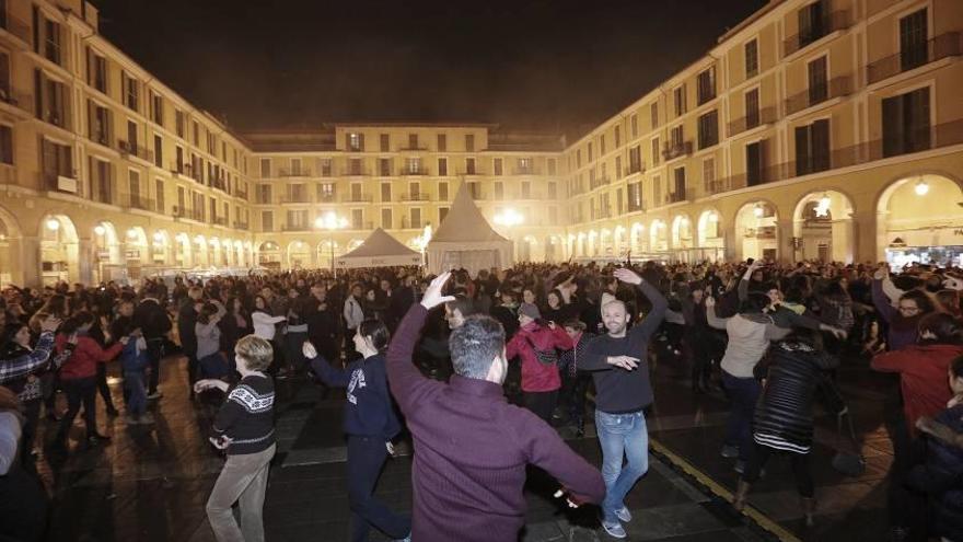 La plaza Major albergó el encendido de los foguerons, a los que siguió el popular ball de bot.