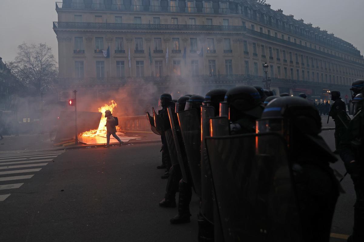 Paris (France), 23/03/2023.- French anti-riot police secure their position at ’ÄòPlace de l’ÄôOpera’Äô during clashes with protesters as thousands of people participate in a protest against the government’s reform of the pension system in Paris, France, 23 March 2023. Protests continue in France after the prime minister announced on 16 March 2023 the use of Article 49 paragraph 3 (49.3) of the French Constitution to have the text on the controversial pension reform law - raising retirement age from 62 to 64 - be definitively adopted without a vote. (Protestas, Francia, Laos, Estados Unidos) EFE/EPA/MOHAMMED BADRA