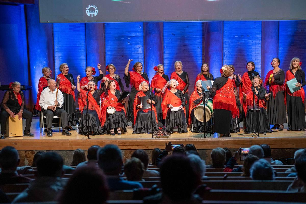 Baile y muchos villancicos para los mayores.