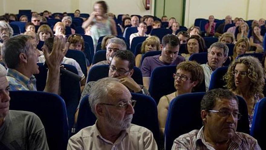 Directores de colegios de toda la provincia durante la reunión que mantuvieron ayer en uno de los centros de Alicante.