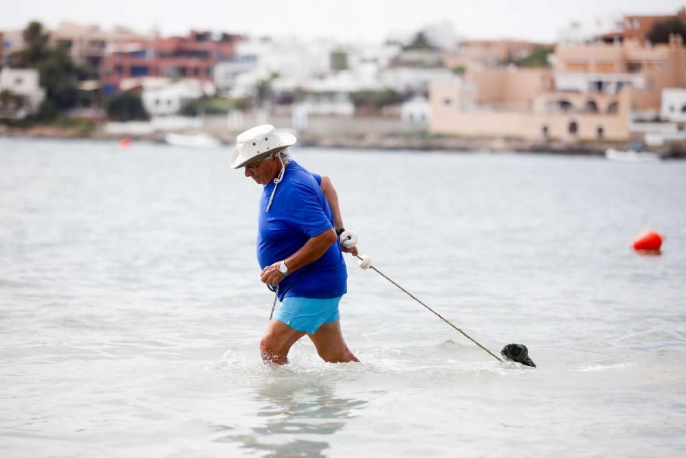 Los voluntarios y profesionales de ''Un mar de posibilidades'' construyeron una plataforma de madera que flota gracias a dos kayaks