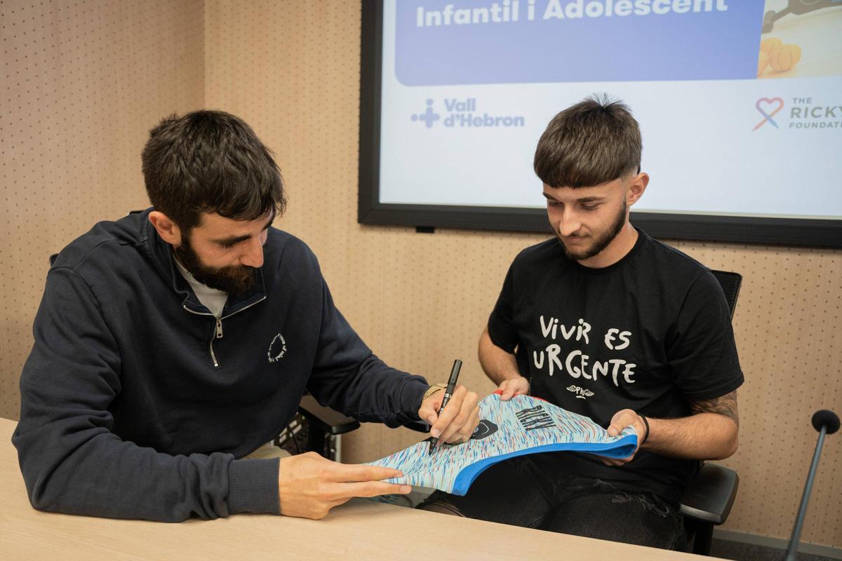 Ricky Rubio junto a Izan Balaña, paciente que conoció hace tres años en el Hospital Vall d'Hebron