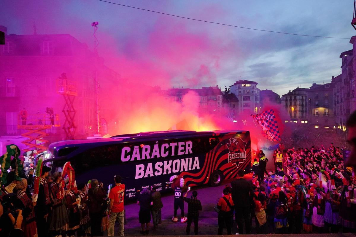 Cientos de aficionados del Kosner Baskonia durante la celebración del título de campeones de la Copa del Rey de Baloncesto, a 24 de febrero de 2026, en Vitoria, Álava, País Vasco (España). El Kosner Baskonia ha ganado (89-100) este domingo al Real Madrid