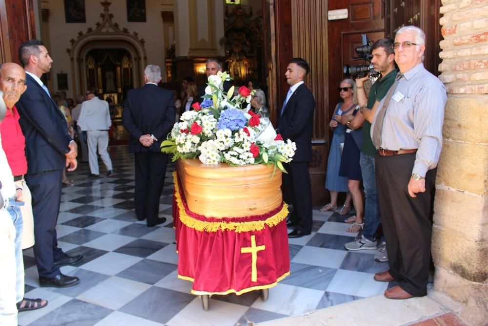 El diseñador de moda fue despedido por vecinos y familiares en la parroquia Nuestra Señora de la Encarnación tras fallecer el pasado sábado a los 46 años de edad a causa de un cáncer