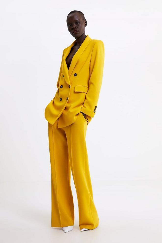 El traje amarillo con chaqueta cruzada y pantalón flare, de Zara