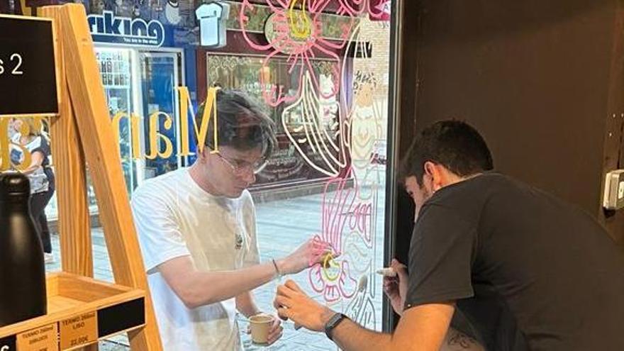 Los comercios del centro hacen un doble guiño a Flora con escaparates floreados y un pasacalles