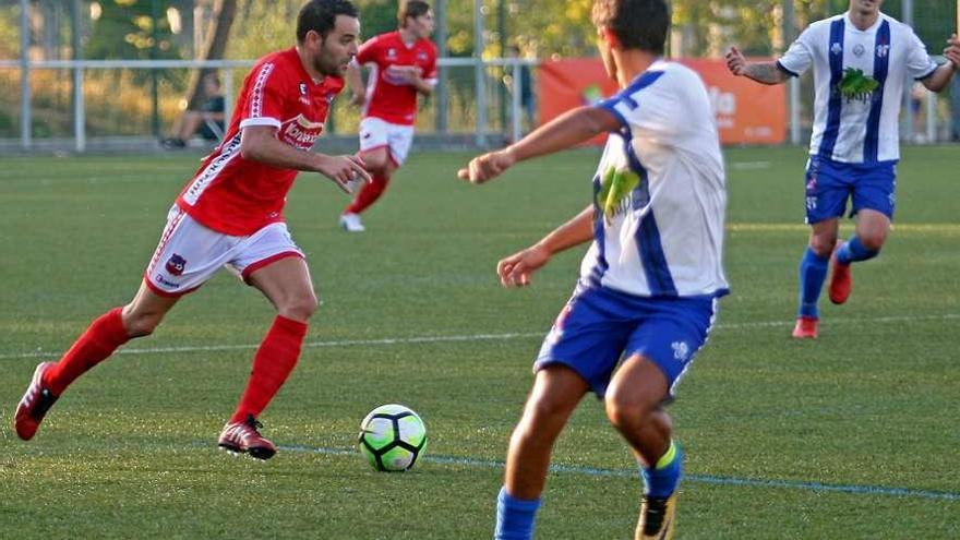 Vicente conduce el balón en el Estradense-Cultural Areas disputado ayer. // Bernabé/Juan Carlos Asorey