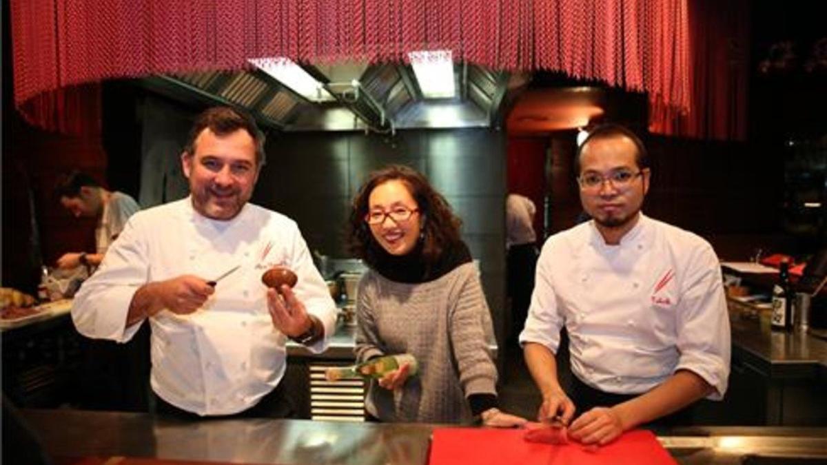 Albert Raurich, Tmae Imachi y Takeshi Somekawa, en la cocina a la vista. Foto: Francesc Casals