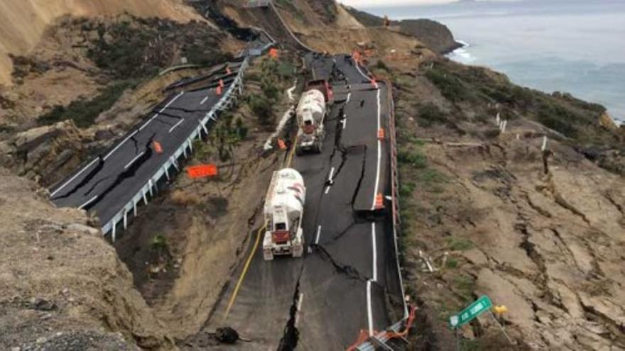 Se hunde un tramo de la autopista en México