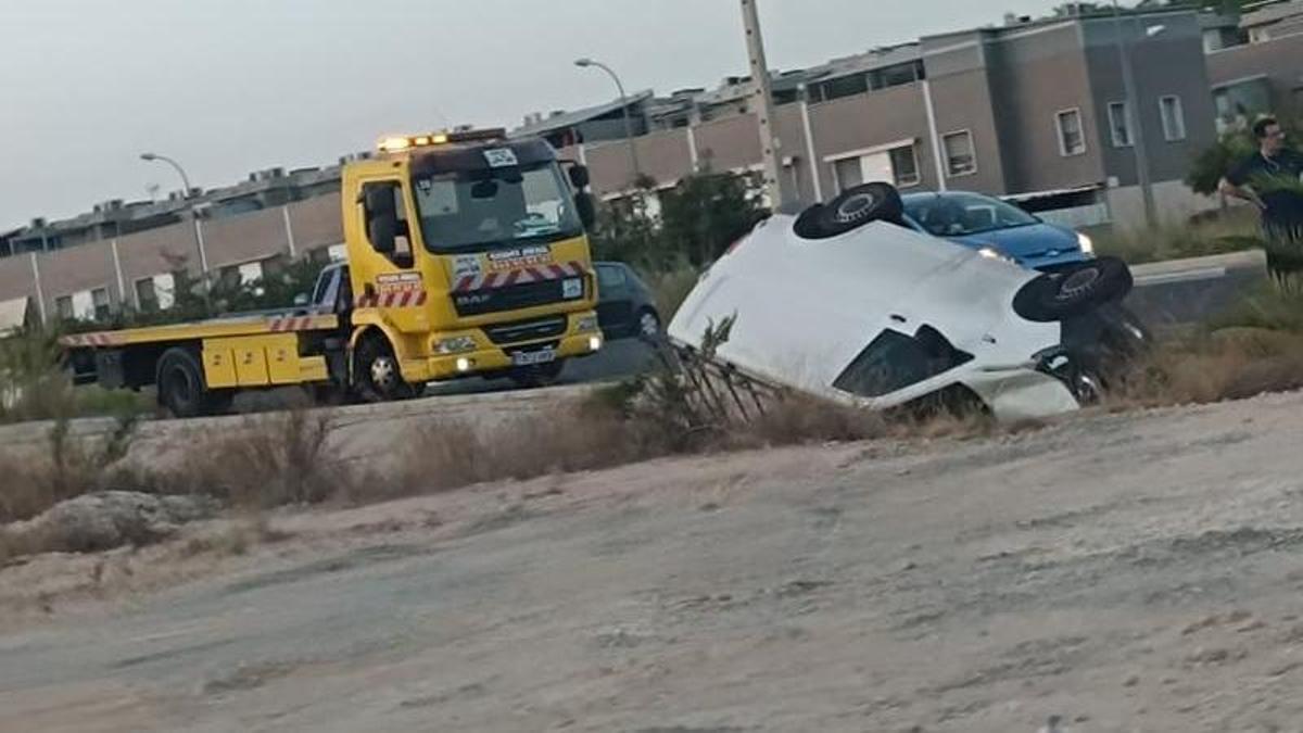 una furgoneta acaba volcada en la avenida Jaime I