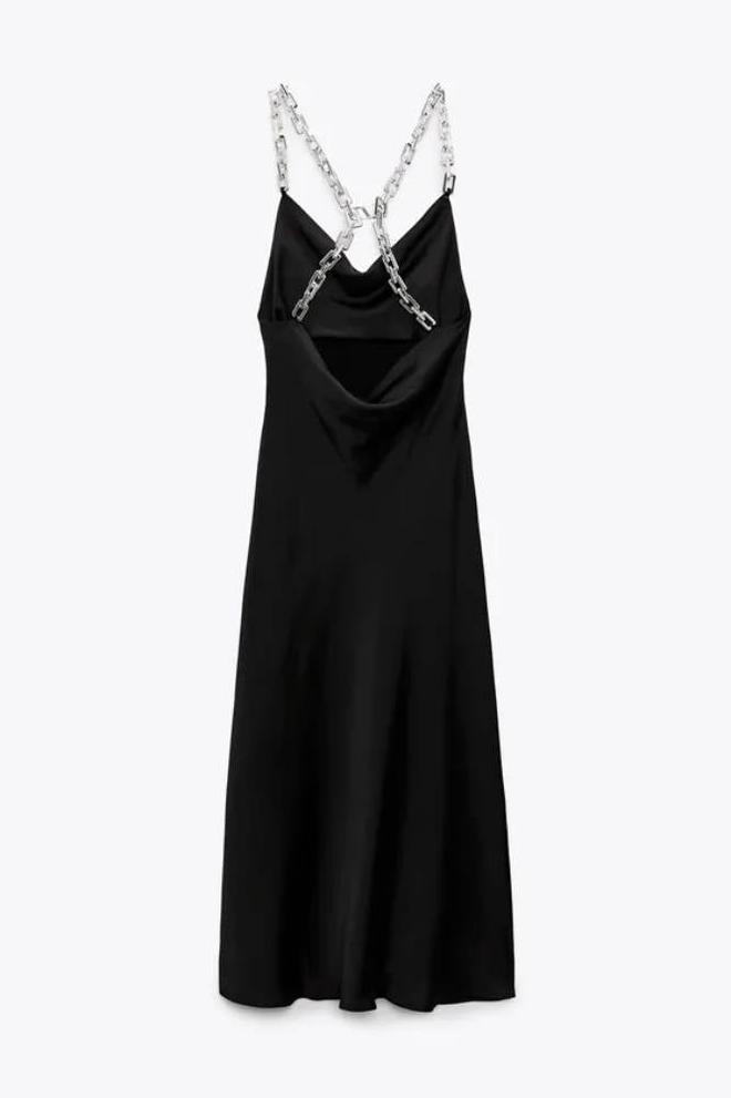 Vestido satinado con cadenas, de Zara (precio: 25,99 euros)