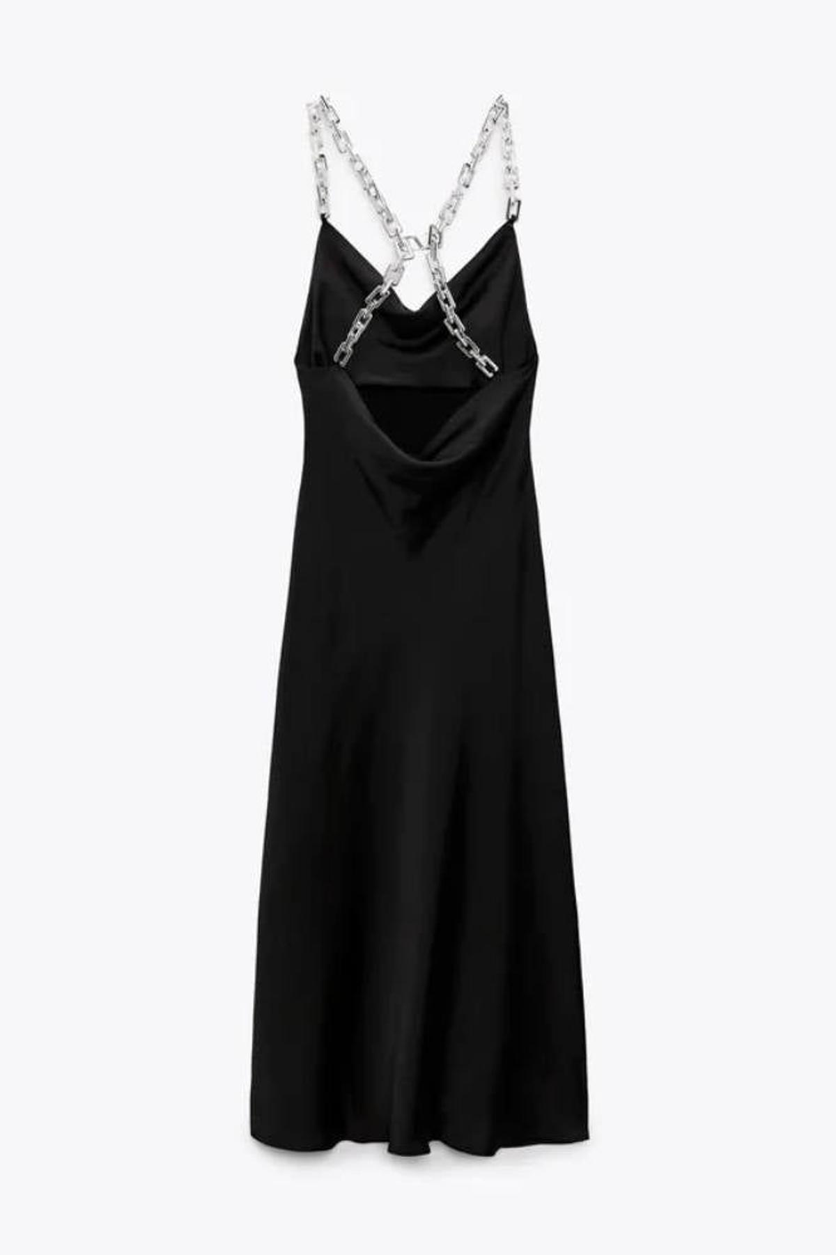 Vestido satinado con cadenas, de Zara (precio: 25,99 euros)