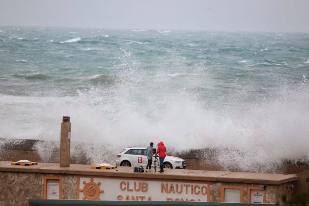La tormenta Ana provoca vientos de  100km/h y olas de hasta 4 metros