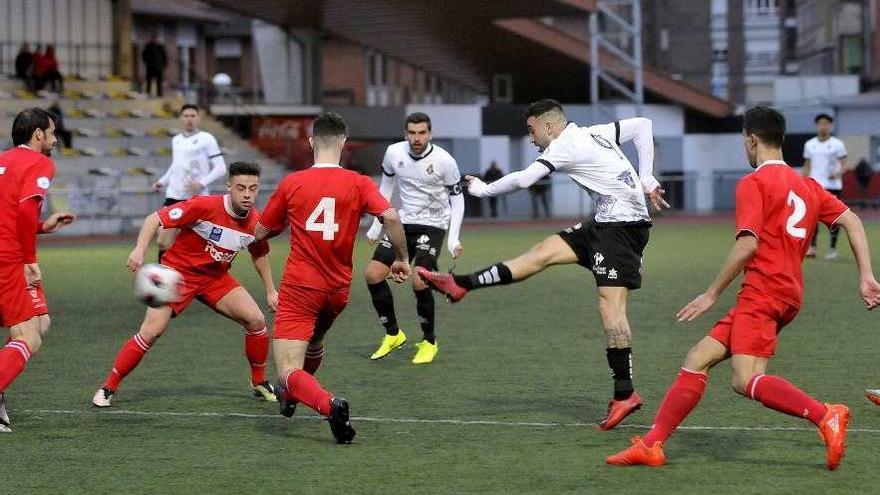 El caudalista Cristian dispara a puerta ante la presión de varios futbolistas del Marino.