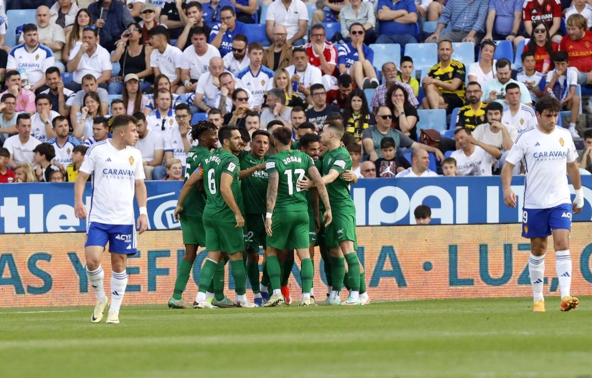 Mario recibe las felicitaciones de sus compañeros tras marcar el 0-1 contra el Real Zaragoza