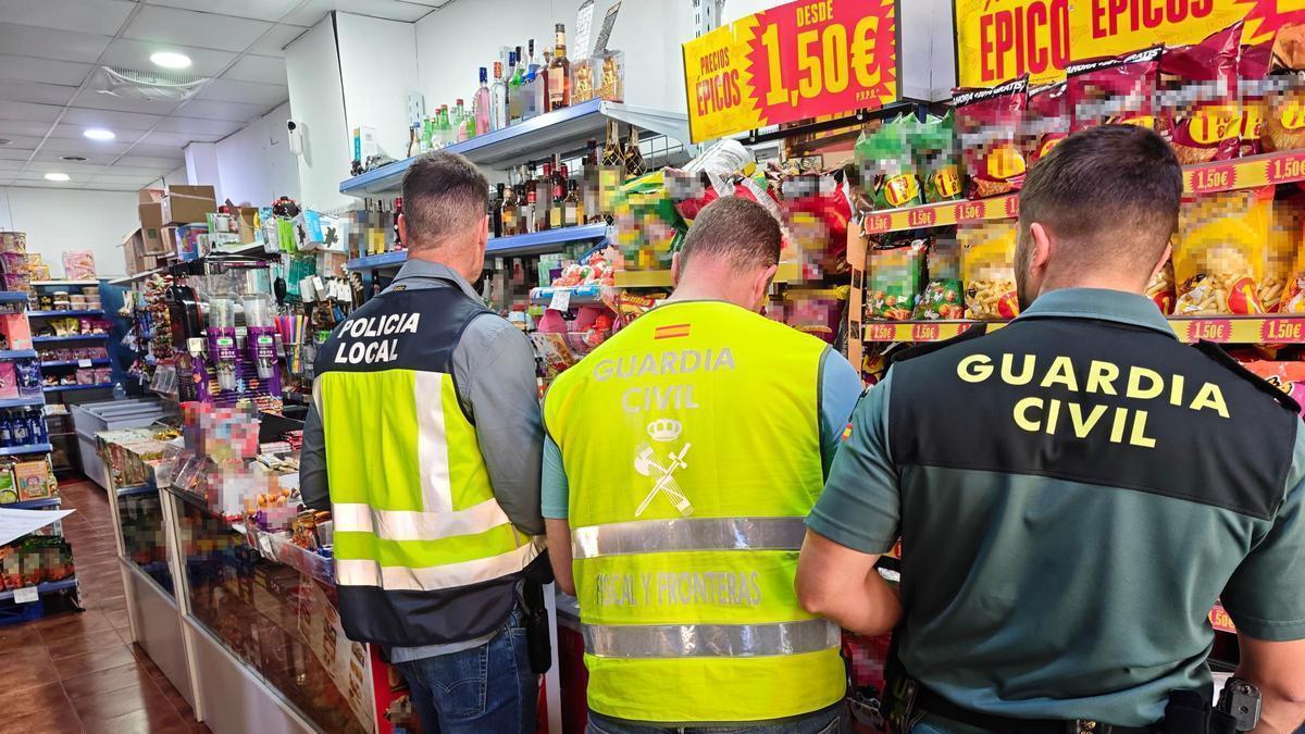 Inspección de la Guardia Civil y la Policía Local a bazares de Córdoba.