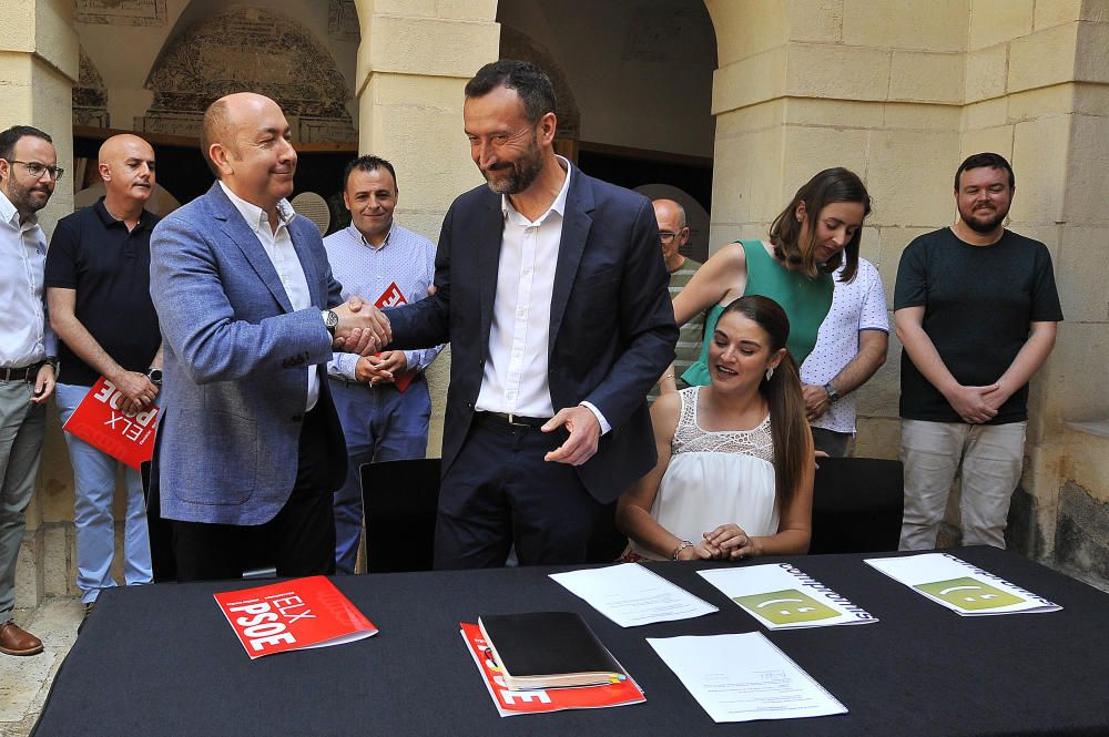 PSOE y Compromís sellan el pacto de gobierno de Elche en el claustro de San José