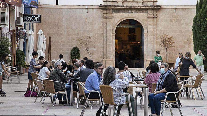 Una terraza en una plaza de Dénia el pasado 11 de mayo, primer día de la fase 1 en la ciudad.